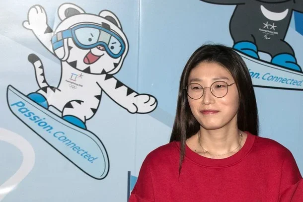 '배구 여제' 김연경이 13일 오후 서울 강서구 김포국제공항을 통해 귀국해 취재진의 질문을 듣고 있다./뉴스1