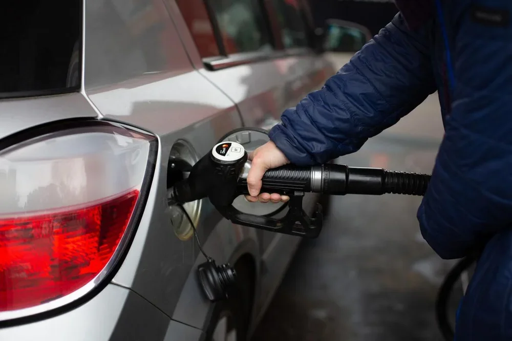 11/03/2022 Un hombre reposta gasolina en una gasolinera de Barcelona, a 11 de marzo de 2022, en Barcelona, Cataluña (España). Desde que comenzó la guerra por la invasión rusa a Ucrania el pasado 24 de febrero, los precios se han incrementado en todos los aspectos: desde la gasolina, el gas y la luz, hasta el trigo o la sal. En el caso del petróleo, se ha encarecido a causa de las sanciones impuestas por la comunidad internacional, incluida la Unión Europea a Rusia, el segundo mayor exportador de petróleo del mundo. ECONOMIA David Zorrakino - Europa Press
