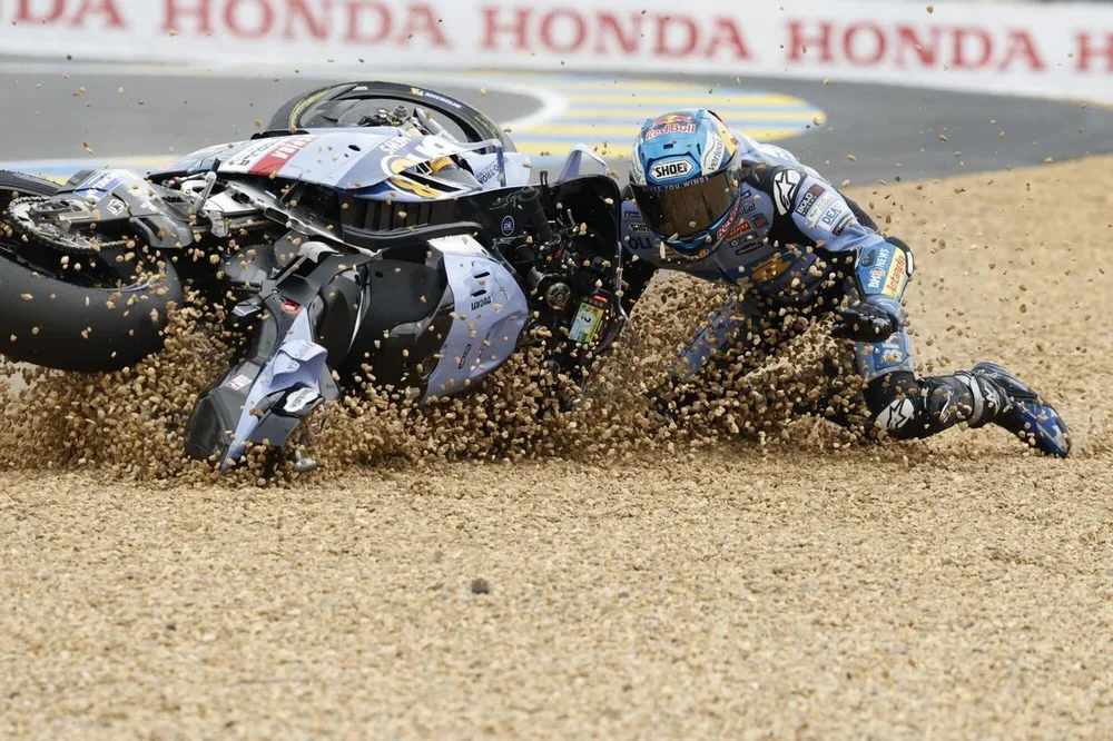 Le Mans (France), 10/05/2026.- Gresini Racing MotoGP rider Alex Marquez of Spain crashes during the MotoGP race at the French Motorcycling Grand Prix in Le Mans, France, 10 May 2026. (Motociclismo, Francia, España) EFE/EPA/YOAN VALAT